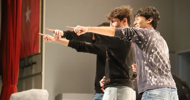 Karabük te gençler tiyatro sahnesinde yarıştı Karabük Haberleri