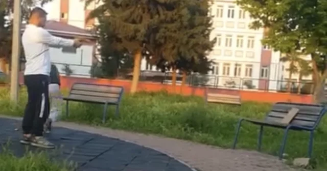 Parkta çocuğa oyuncak silahla atış talimi yaptırdı Adana Haberleri