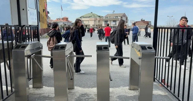 Arnavutköy’de lisede ‘üst düzey güvenlik’ uygulaması devreye girdi: Velilere fotoğraflı bildirim gidecek VİDEO İZLE