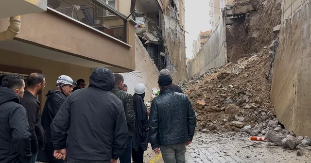 İstinat duvarı çöktü, site sakinleri deprem olduğunu sandı Mudanya da 8 metrelik duvarın çökmesiyle 2 blok tahliye edildi, araçlar enkaz altında kaldı Bursa Haberleri