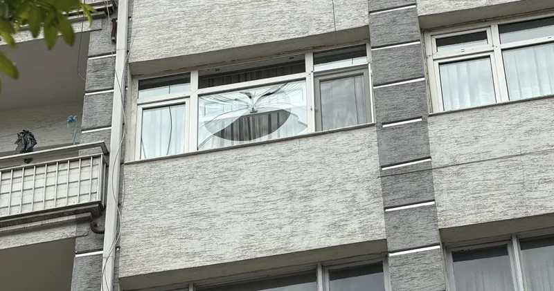 Kaldırımda yürürken hayatının şokunu yaşadı: Kafasına cam parçaları düştü