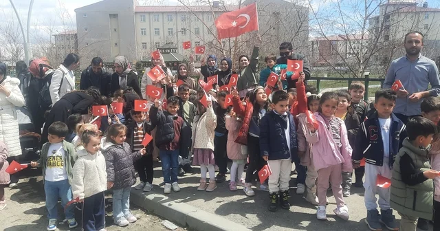 Eleşkirt te çocuklar ilk bayramlarını aileleriyle okulda kutladılar Ağrı Haberleri