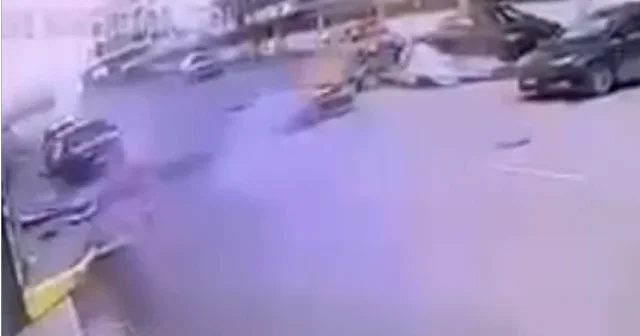 Eskişehir de kuvvetli rüzgar nedeniyle çatı uçtu VİDEO İZLE