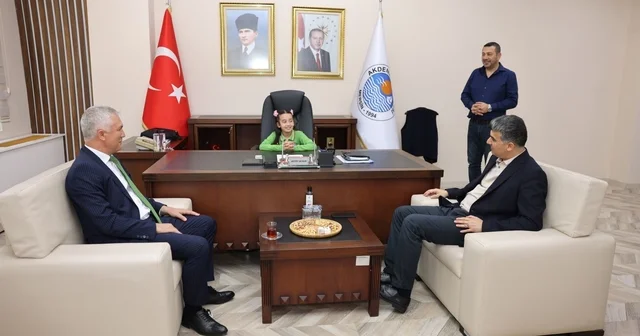 Minik Buğlem bir günlüğüne başkan oldu, ilk talimat park için geldi Mersin Haberleri