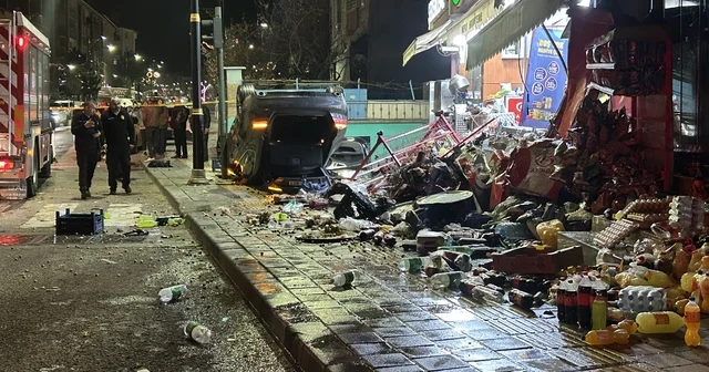 Otomobil iş yerlerine çarpıp, devrildi Sivas Haberleri