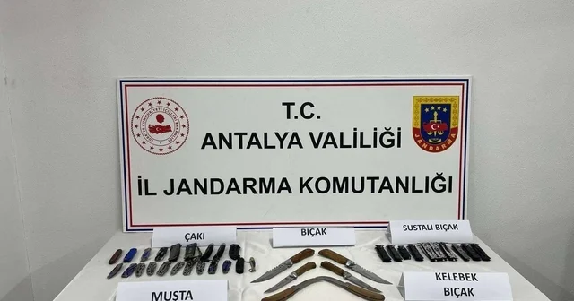 Okul çevrelerinde tehlikeli satışa jandarma müdahalesi Çok sayıda kesici alet ele geçirildi Antalya Haberleri
