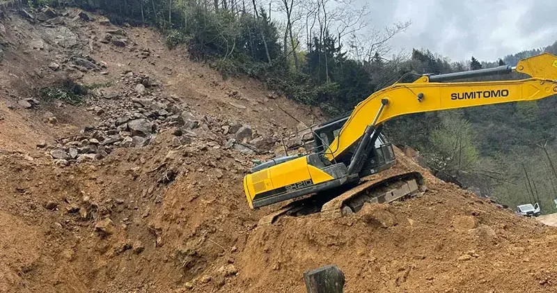 Rize’de heyelan; iş makinesi operatörü saniyelerle kurtuldu