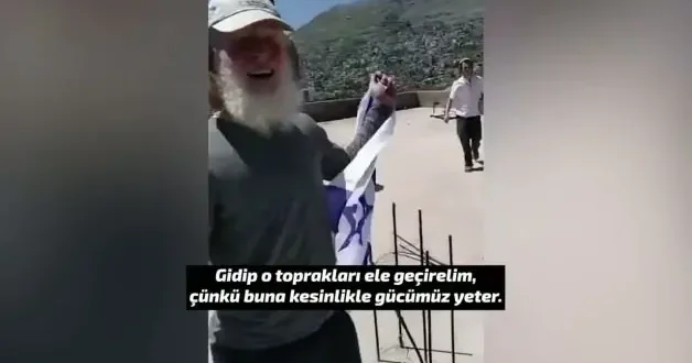 İsrailli haydutlar yine rahat durmadı: Şarkılar eşliğinde Suriye sınırına girip bayrak açtılar!