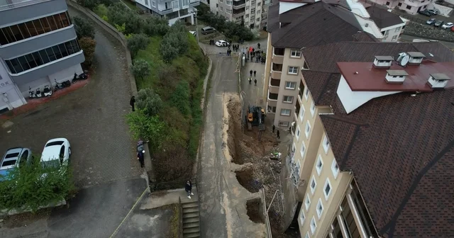 Bursa da korkutan göçük havadan görüntülendi...Balkonlar yıkıldı, araçlar enkaz altında Mudanya da istinat duvarı faciasında 2 blok tahliye edildi, hasarın boyutu dronla ortaya çıktı Bursa Haberleri