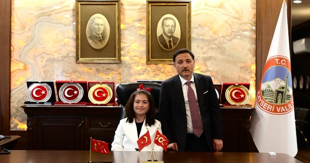 Vali koltuğuna oturan Zeynep ten il emniyet müdürüne talimat: Okulların çevresinde güvenliği artırın Vali Çiçek in makamı 23 Nisan da çocuklara emanet Kayseri Haberleri