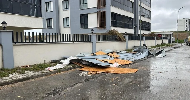 Eskişehir de kuvvetli rüzgar çatı uçurdu; o anlar kamerada Eskişehir Haberleri