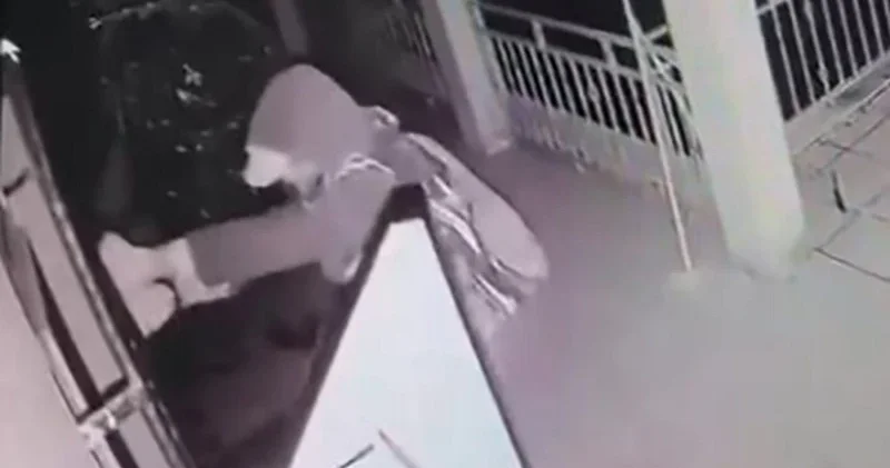 Ne bulduysa çaldı: Eşyaları çarşafa sarıp böyle kaçtı Gündem Haberleri