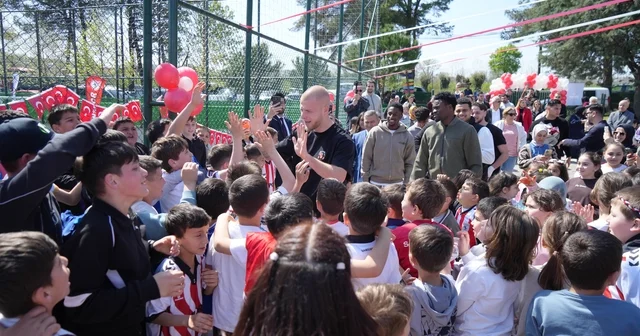 Samsunsporlu futbolcular, 23 Nisan ı çocuklarla birlikte kutladı Samsun Haberleri