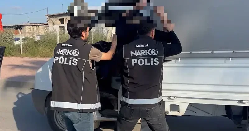 Polisin takip ettiği kamyonetten yaklaşık 185 kilo esrar ele geçirildi