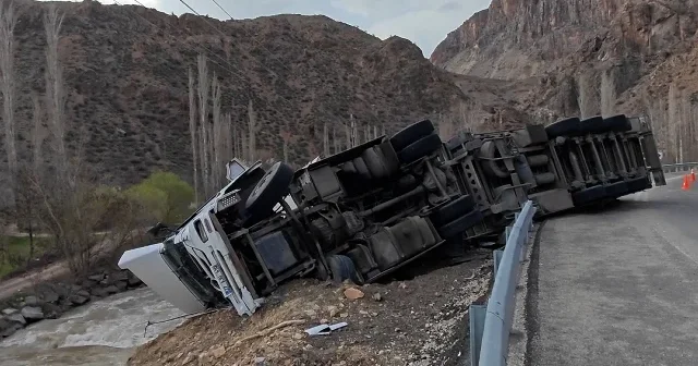 Erzurum’da Ölüm Virajı nda yine kaza: Facianın eşiğinden dönüldü VİDEO İZLE