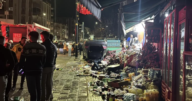 Sivas ta devrilen otomobil 2 iş yerine çarparak hasara neden oldu