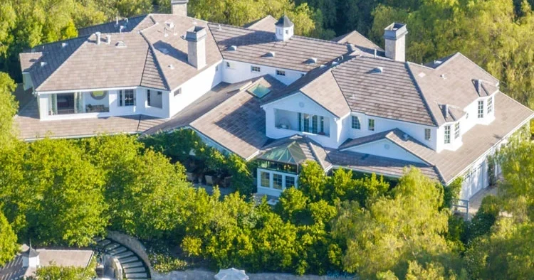 Yeni aşk gelene kadar yalnızlığın keyfini burada sürecek: Site içinde bir saray yavrusu