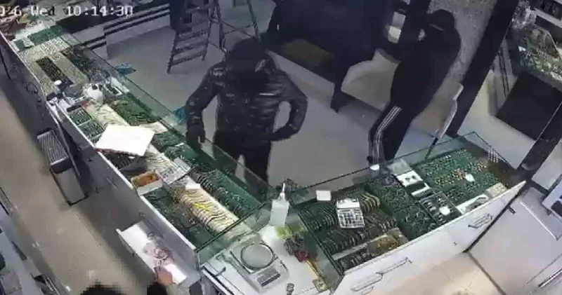 Silahla soymaya geldikleri kuyumcudan çalışanın çığlıklarıyla kaçtılar! O anlar kamerada