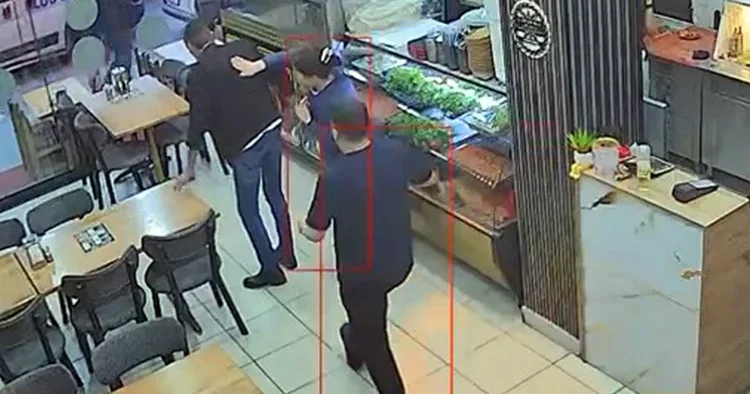 İş yeri sahibi müşterinin hayatını kurtardı: O anlar kamerada