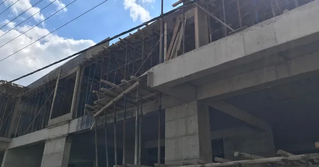 Mardin de elektrik akımına kapılan inşaat işçisi 3. kattan düşerek ağır yaralandı Mardin Haberleri