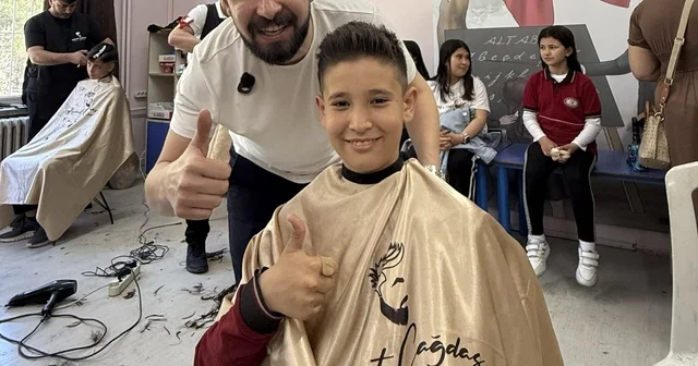 Öğrencilerin yüzü gülsün diye iş yerinin kapısına kilit vurdu Denizli nin ilklere imza atan duyarlı saç tasarım sanatçısı Mehmet Çağdaş, 23 Nisan öncesi çocukların kalplerine dokunup yüzlerini güldürdü Denizli Haberleri