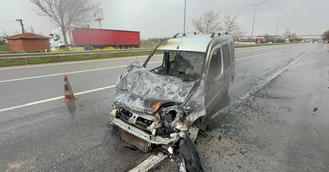 Eskişehir de sürücüsünün rahatsızlanması sonucu kaza yapan hafif ticari araç yandı Eskişehir Haberleri