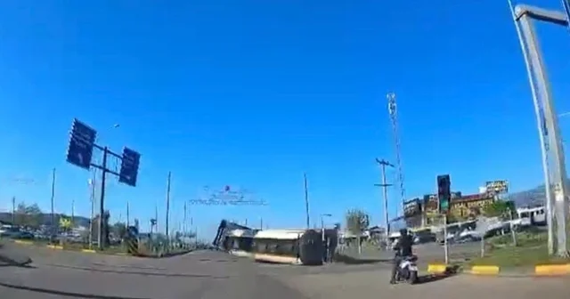 Kavşakta kontrolden çıkan tır devrildi: Faciadan dönülen kaza kamerada Gaziantep Haberleri