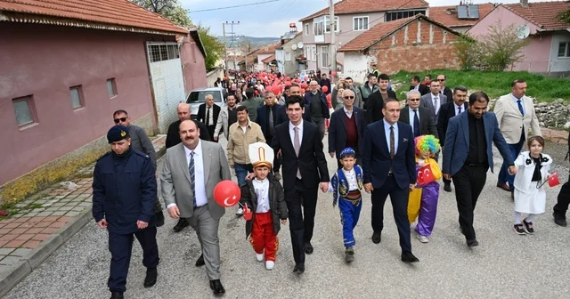 İlçede 23 Nisan öncesi coşkusu yürüyüşle taçlandı Eskişehir Haberleri