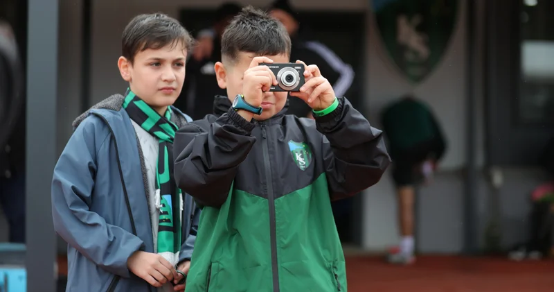 Serdar Dursun dan minik taraftara jest!