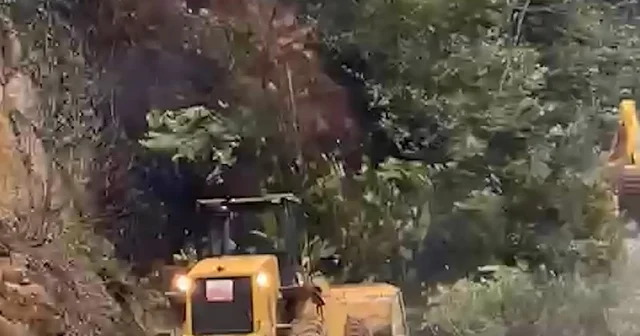 Rize de heyelanı temizleyen iş makinesi 2. heyelandan son anda kurtuldu Rize Haberleri