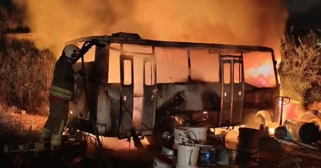 Hatay da otobüs ve konteynerdeki yangın hasara neden oldu Hatay Haberleri