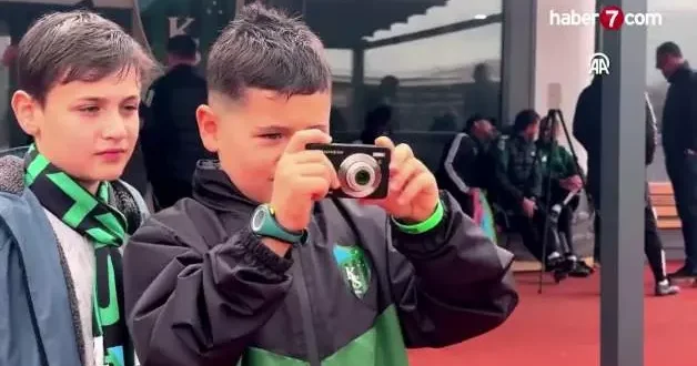 Serdar Dursun dan takdir toplayan hareket! Tuşlu telefonla golünü çeken çocuğa hediye aldı