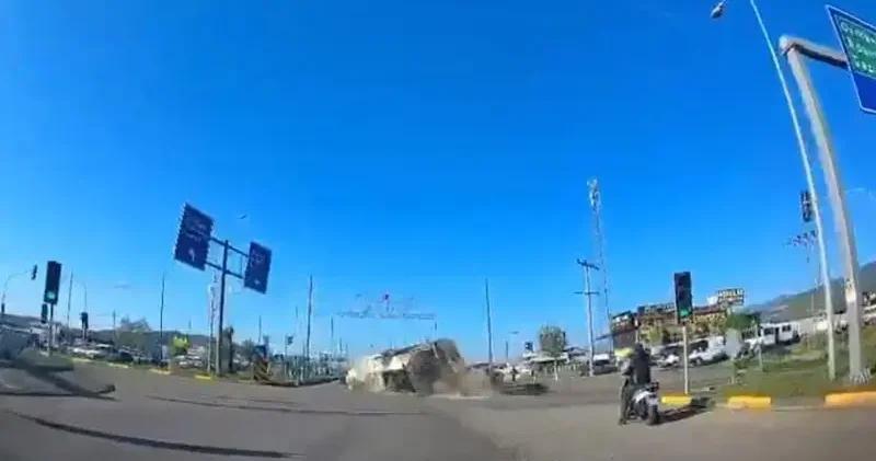 Gaziantep’te tankerin devrildiği kaza kamerada