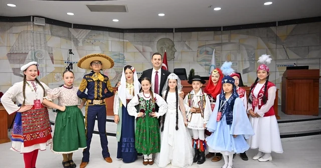 Başkan Akın, dünya çocuklarını ağırladı Başkan Akın dan üç dilde selamlama Balıkesir Haberleri