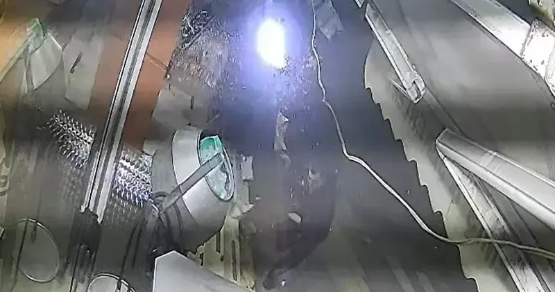 İş yerlerine çarpıp devrilen otomobilin altında kalmaktan son anda kurtuldu