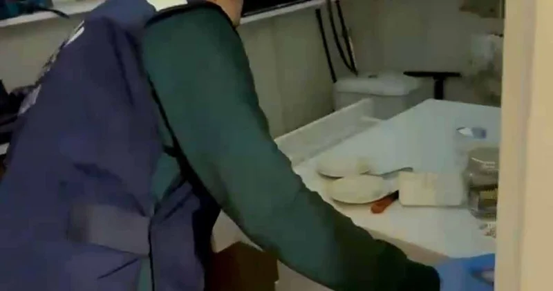 İş yerindeki gizli bölmede 1 milyon makaron ele geçirildi