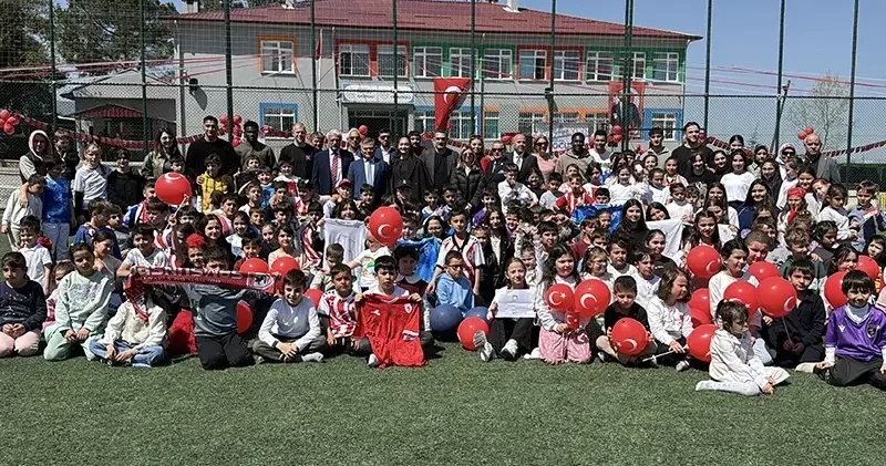 Samsunsporlu futbolcular, 23 Nisan Ulusal Egemenlik ve Çocuk Bayramı için çocuklarla buluştu