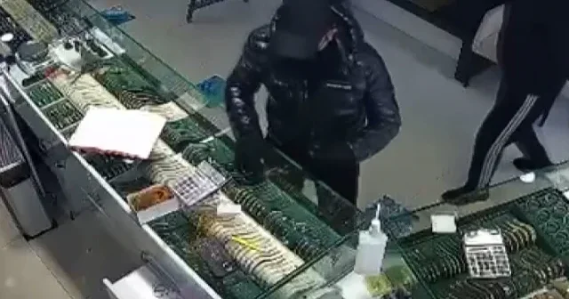 Başakşehir’de kuyumcuda soygun girişimi: İşletme sahibinin çığlıklarıyla etrafa kaçıştılar VİDEO İZLE