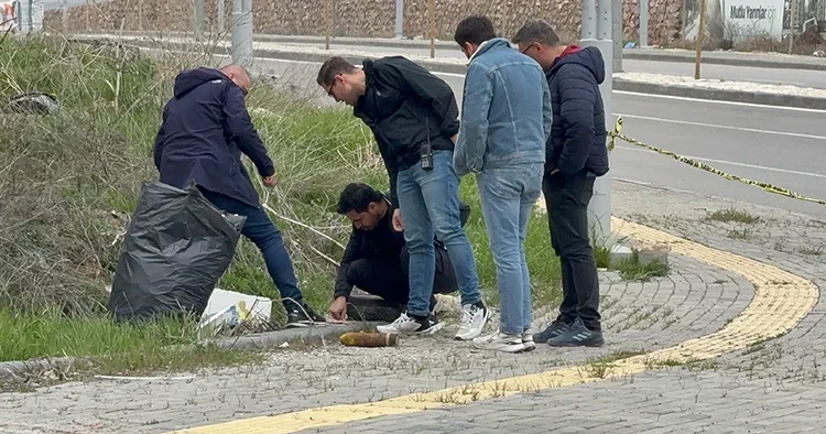 Temizlik görevlisi kaldırım kenarında buldu, ekipler alarma geçti