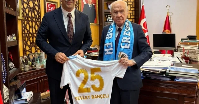 MHP li Yurdagül den lider Bahçeli ye şampiyonluk ziyareti: Erzurumspor forması takdim edildi Erzurum Haberleri