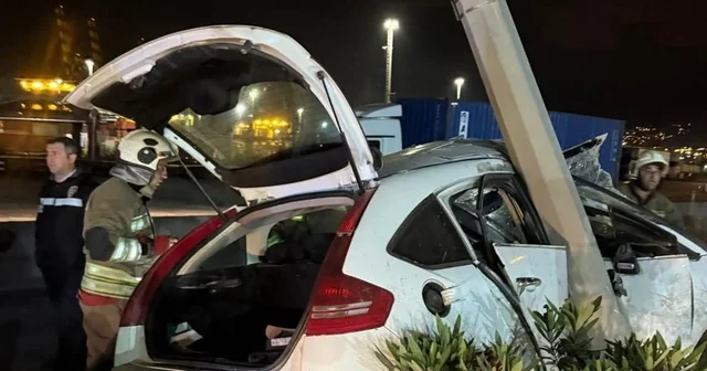 İskenderun da hurdaya dönen otomobilin sürücüsü yaralandı Hatay Haberleri