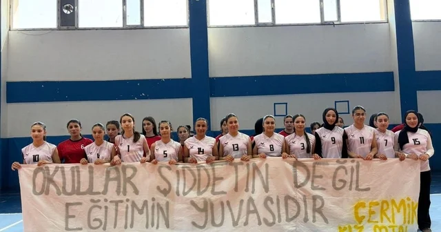 Diyarbakır da öğrencilerin açtığı pankart duygulandırdı Diyarbakır Haberleri