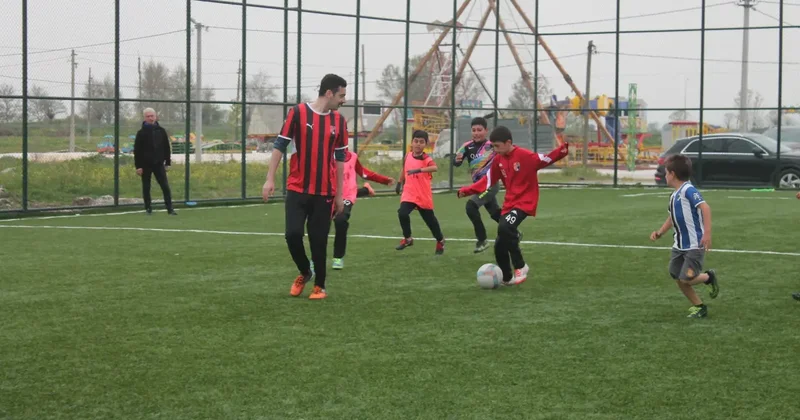 Kaymakam sahaya indi! 4. sınıf öğrencileriyle maç yaptı