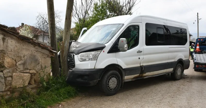 Seyir halindeki öğrenci servisi elektrik direğine çarptı: Yaralılar var!