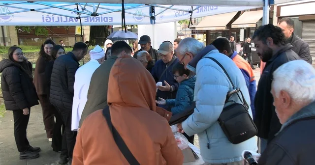 Edirne de vatandaşlara 22 kilo Kakava kurabiyesi ikram edildi Edirne Haberleri