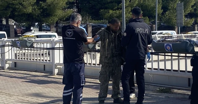 Antalya da alt geçit demirlerine çıkan genci polis ikna edip indirdi Antalya Haberleri