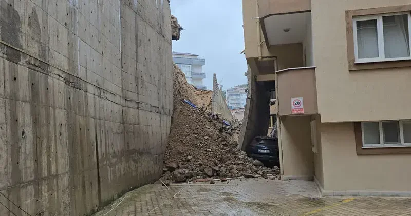 İstinat duvarı çöktü; 7 katlı binanın 2 katı tahliye edildi