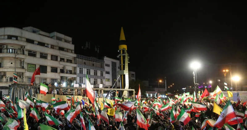 Tahran da füzeler eşliğinde protesto! Binlerce kişi ABD ve İsrail i protesto etti Dış Haberler