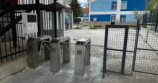 Pilot okulda uygulanan turnike sistemiyle şiddet ve devamsızlık tarihe karıştı Denizli Haberleri