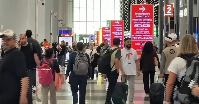 İstanbul Havalimanı nda bayram göçü başladı: İç hatlarda yoğun kuyruklar oluştu VİDEO İZLE